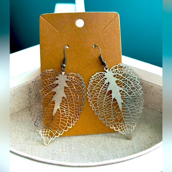 Price Drop!!!! Silver Cutout Filigree Leaf Drop Earrings - Picture 3 of 7